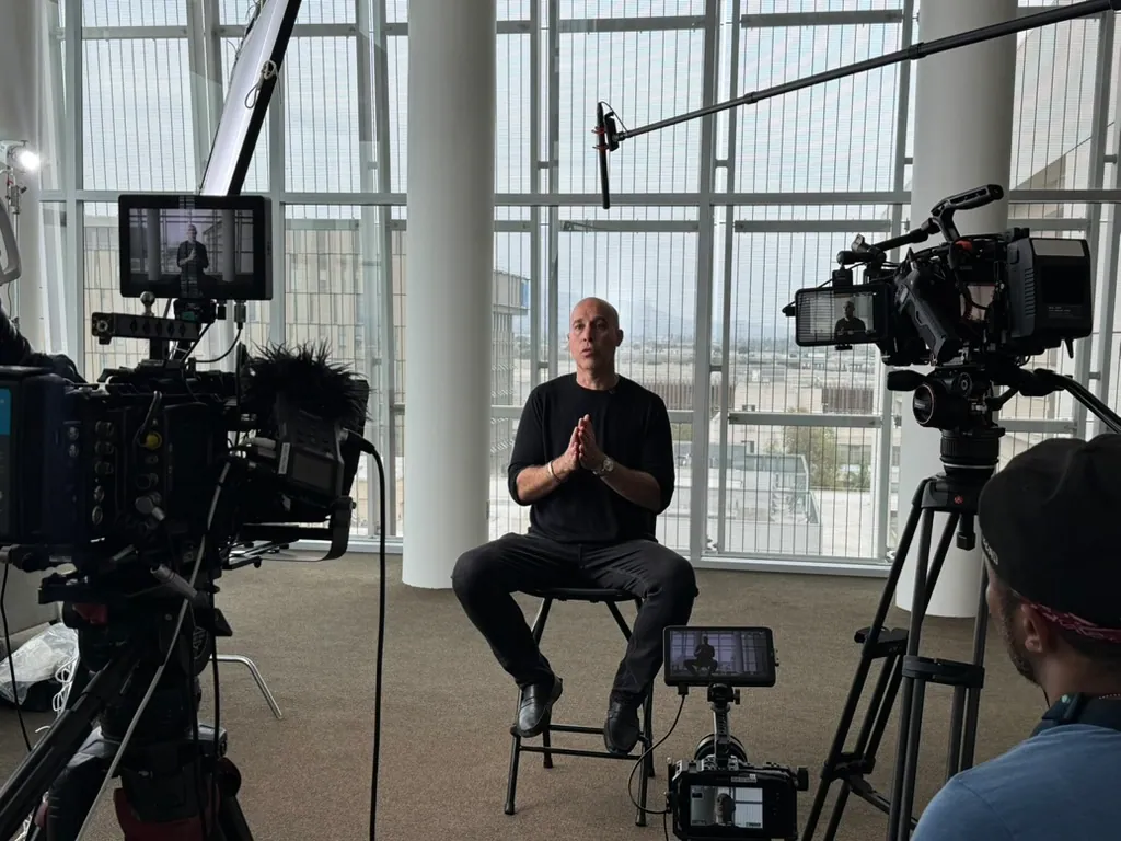 Elias Arjan filming an interview between two cinema cameras